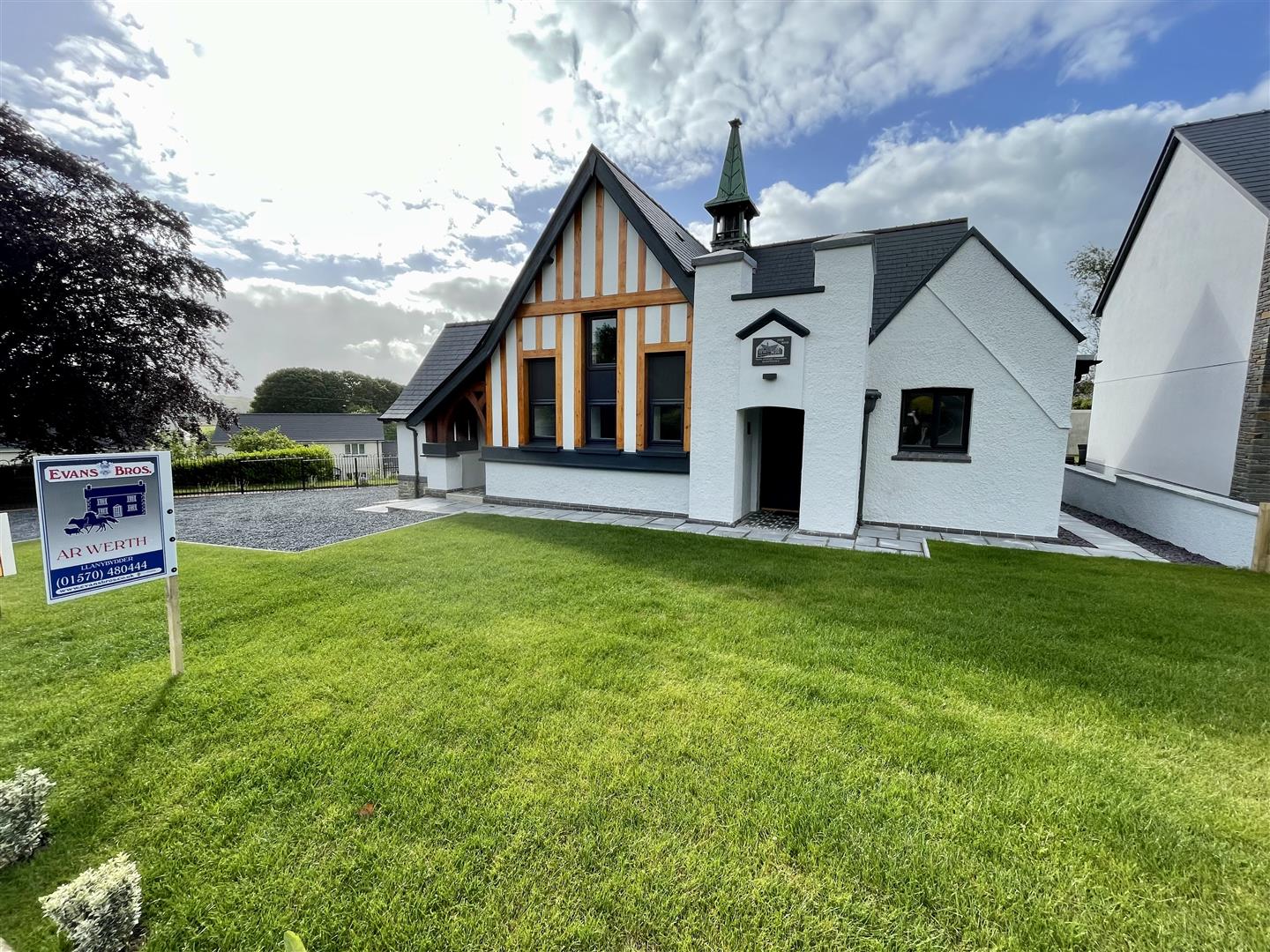 House Llanwnnen, Lampeter